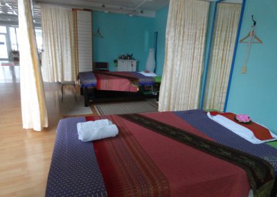 Zwei Thai-Massage-Liegen. Optimal für Partnermassage