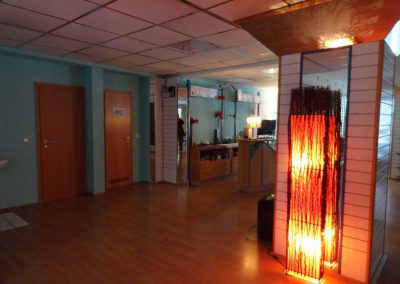 Im Inneren des Studios Sulai Thaimassage Wernau mit stimmungsvoller Beleuchtung